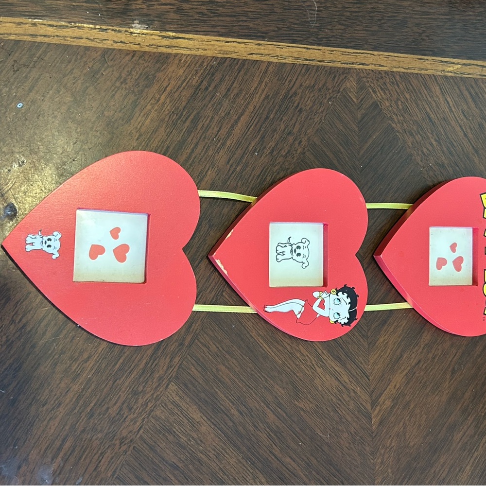 Betty Boop Red Heart Photo Frame Garland